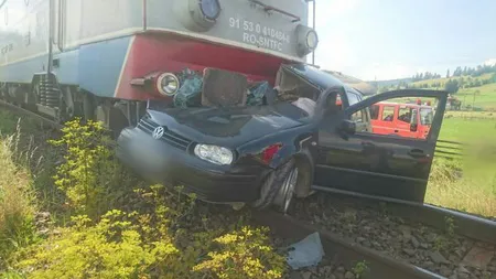Maşină spulberată de un tren de călători în Suceava. Şoferul a murit