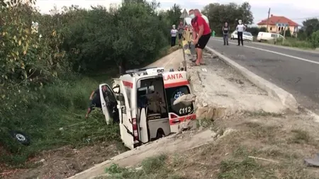 A murit pacienta cu COVID-19 din ambulanţa căzută de pe pod în Gorj. Ambulanţierul este în stare gravă