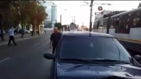 Accident pe linia de tramvai 41. O maşină a ajuns pe şinele după ce şoferul a adormit la volan