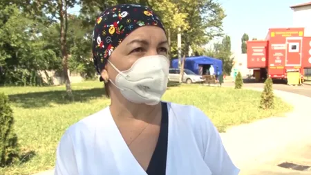 O asistentă îşi strigă amarul: Noi n-am mai luat concediu de luni bune, iar alţii se întorc din concedii şi ne spun că nu există COVID
