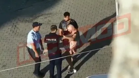 Jandarm bătut de o femeie sub ochii unui poliţist. Îi ceruse să poarte mască de protecţie VIDEO