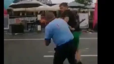 Client bătut de paznici în parcarea unui supermarket