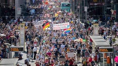 Proteste ample la Berlin, împotriva restricţiilor. Mii de oameni sfidează distanţarea socială şi nu poartă măşti VIDEO