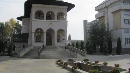 O femeie infectată cu Covid-19 a plecat din spital pentru a merge la slujbă. Poliţiştii au ridicat-o din biserică