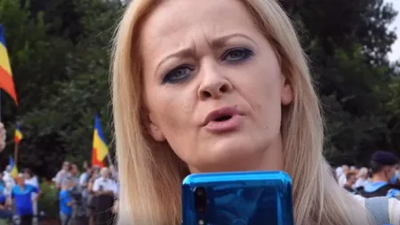 Codruţa Cerva şi Oana Lovin merg să se închine la racla cu moaşte a Sfintei Cuvioase Parascheva: 