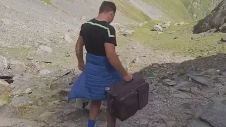 VIDEO Turistul cu troler şi boxa din care răsună manele, pe Vârful Moldoveanu. Imaginile au devenit virale Internet