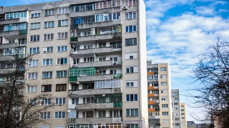 Tentantivă de sinucidere în Capitală! Un bărbat ameninţă că se aruncă de pe bloc din cauza unei vecine