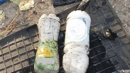 Cocaină ascunsă în sticle de plastic care erau plasate în rezervor
