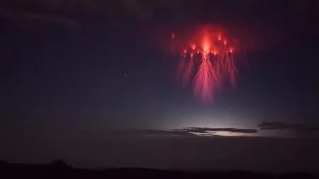 Fenomen spectaculos rar: Fulgerele Sprite în formă de meduză