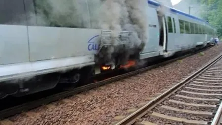 Un tren a luat FOC pe Valea Prahovei! Sute de călători au fost evacuaţi de urgenţă