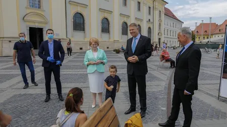 Klaus Iohannis, în vizită la Sibiu. Cum a reacţionat şeful statului când un copil i-a întins mâna
