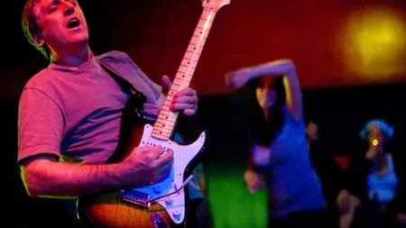 Jack Sherman, primul chitarist al formaţiei Red Hot Chili Peppers, a murit