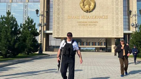 Alexander Lukaşenko sfidează protestatarii cu o armă de asalt şi vestă antiglonţ