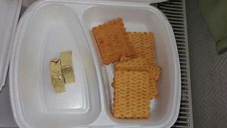 Masa gravidelor de la Maternitatea din Sibiu: Cinci biscuiţi şi două triunghiuri de brânză topită.Explicaţia reprezentaţilor spitalului