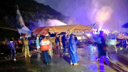 Tragedie aviatică! Un avion cu aproximativ 200 de pasageri s-a prăbuşit în India. 16 persoane au decedat VIDEO