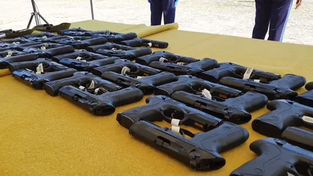 Pistoalele Beretta înmânate de Marcel Vela, restituite de poliţişti după ceremonie. Motivul pentru care nu pot fi folosite