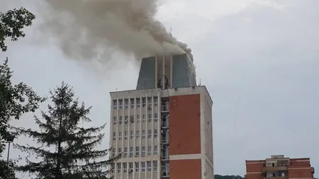 Incendiu la Primăria Reşiţa. Intervenţie dramatică a pompierilor VIDEO