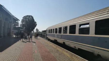 GAFĂ la CFR. Vagoane pline cu pasageri, uitate în gară, locomotiva a plecat singură