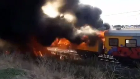 Trafic feroviat blocat pe Valea Prahovei. Locomotiva unui tren a luat foc