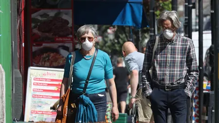 Boris Johnson vrea să ţină în case persoanele de peste 50 de ani. Planul controversat prin care vrea să ţină pandemia sub control