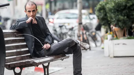 Yuval Harari explică de ce lansează oamenii teorii ale conspiraţiei legate de COVID-19. 