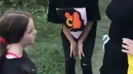 Imagini terifiante! O fată de 13 ani a fost snopită în bătaie de alte tinere. Au scuipat-o şi umilit-o public VIDEO
