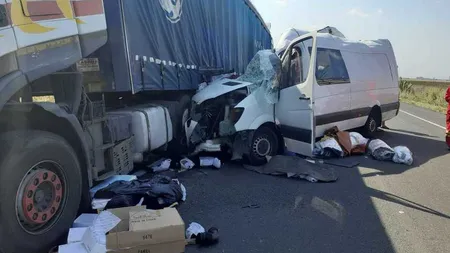 Microbuz strivit de un TIR, o femeie a murit şi alte două persoane au fost rănite