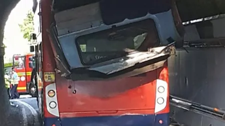 Accident teribil! Un autobuz plin cu copii a intrat în piciorul unui pod, într-un tunel. Mai mulţi copii au fost grav răniţi