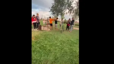 Răsturnare de situaţie în cazul copilului bătut de părinţii unei fetiţe pe care a lovit-o cu mingea în parc