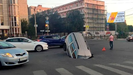 Crater uriaş apărut din senin în mijlocul unei străzi aglomerate. O familie a scăpat în ultima clipă