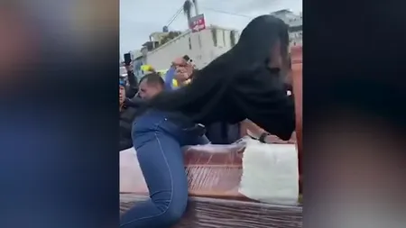 VIDEO Imaginile unei înmormântări neobişnuite au devenit virale. O femeie plânge şi dansează TWERK pe sicriul iubitului