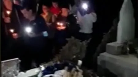 Primarul mort din Deveselu, sărbătorit cu lumânări în cimitir VIDEO