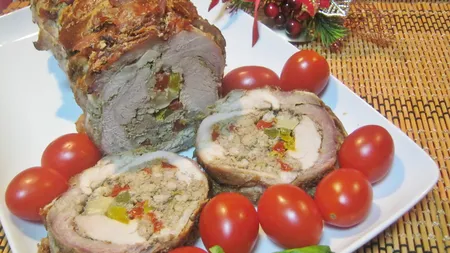 Friptură de porc umplută cu ficăţei, cu garnitura de varză dulce şi cartofi