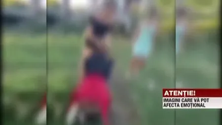 O nouă victimă a agresoarei din Târgu Jiu. Momentul în care adolescenta este lovită şi umilită VIDEO