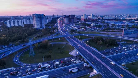 Accident insolit surprins de camerele de supraveghere. Un Ferrari intră în coliziune cu un microbuz de navetişti, la Moscova VIDEO