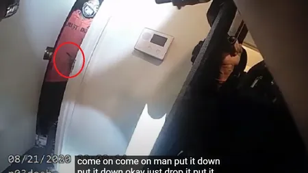 Imagini şocante! Bărbat de culoare ucis în faţa uşii locuinţei sale de poliţişti VIDEO