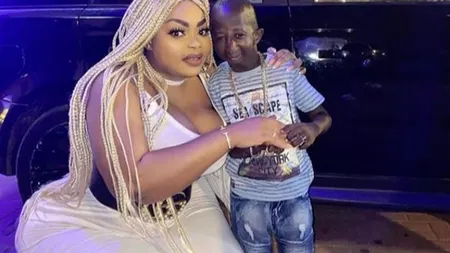 Modelul cu cel mai mare posterior din Africa se iubeşte un cântăreţ care are o boală rară. Povestea unei relaţii inedite