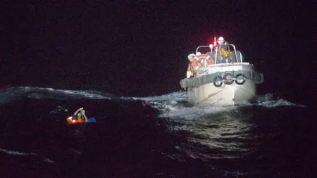 Marinar salvat în largul Japoniei după ce vasul său, cu peste 40 de oameni şi 6000 de vite la bord, a fost scufundat de un taifun