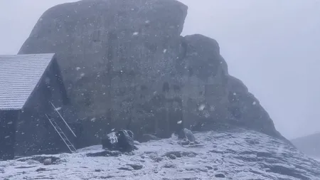 A venit iarna în Bucegi. Ninge ca în poveşti pe Vârful Omu VIDEO