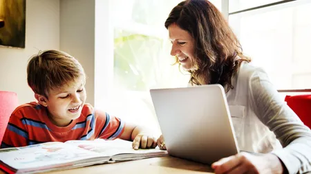 Nu toţi părinţii elevilor care învaţă online primesc concediu plătit de la serviciu. Ce le-a scăpat autorităţilor