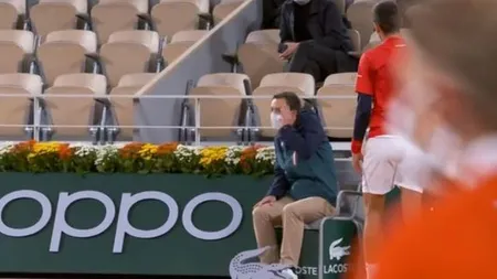 Djokovic a gafat din nou. Încă un arbitru, lovit cu mingea VIDEO