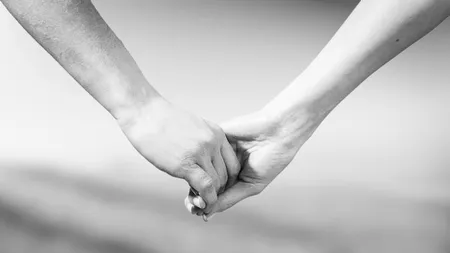 Triunghi amoros la Iaşi. O tânără căsătorită a făcut o fetiţă cu amantul, iar acum îi dă în judecată pe ambii bărbaţi