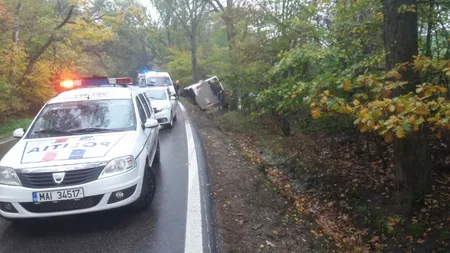 Autocar cu zece pasageri, răsturnat pe marginea drumului, în Vrancea