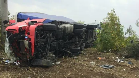 Accident ÎNFIORĂTOR pe E85 în judeţul Vrancea. Un bărbat a MURIT după ce remorca unui camion s-a răsturnat peste o maşină