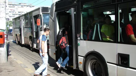 Situaţie controversată la Iaşi. O femeie fără mască, pălmuită de un bărbat într-un autobuz. Martorii spun că femeia a lovit prima
