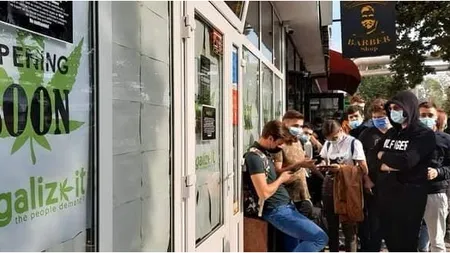 Coadă uriaşă la deschiderea unui magazin care comercializează produse din cannabis, la Iaşi