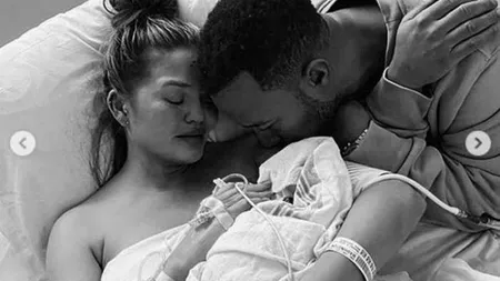 Imagini emoţionante! Chrissy Teigen şi John Legend, sfâşiaţi de durere. Bebeluşul lor a murit la naştere: 