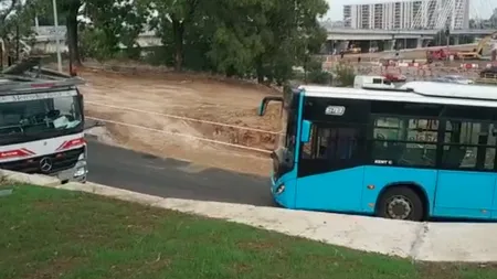 Ce se întâmplă atunci când un tir şi un autobuz se întâlnesc pe Podul Ciurel şi n-au loc să treacă unul pe lângă altul VIDEO