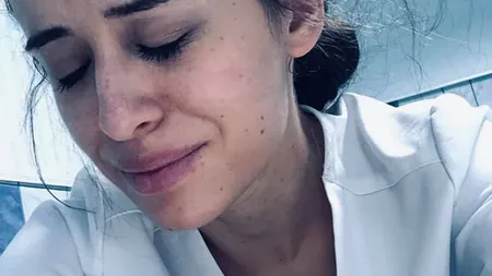Medic rezident ajuns la capătul puterilor. A lucrat 33 de ore, purtând masca încontinuu. Fotografia care îţi dă fiori