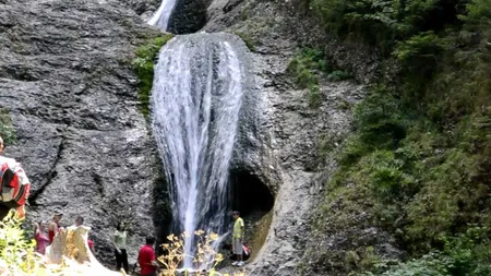 Salvamont Neamţ a intervenit sâmbătă seara în zona Cascadei Duruitoarea! O femeie se afla în stare avansată de epuizare